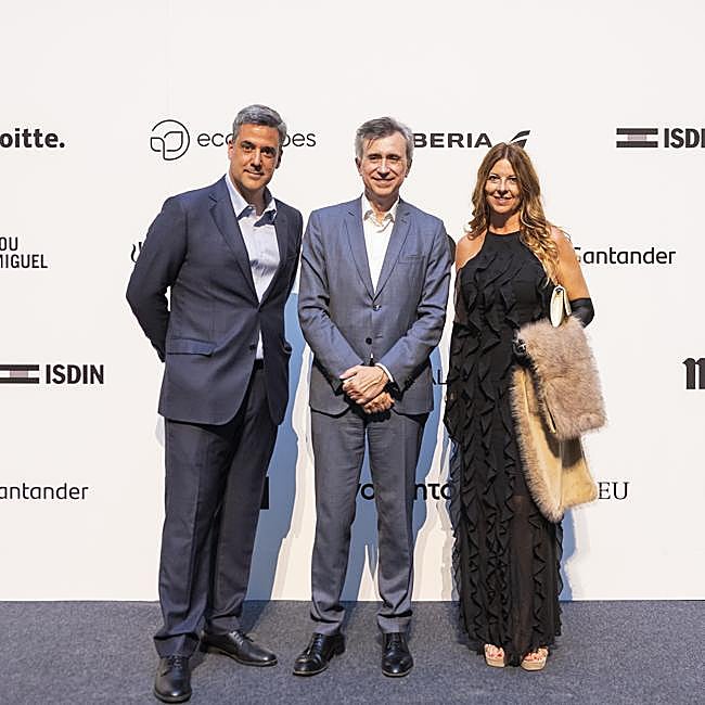 Juan Naya, CEO de ISDIN, junto a Damià Calveras, director de Comunicación, e Isabel Gasset, responsable de Comunicación Corporativa.