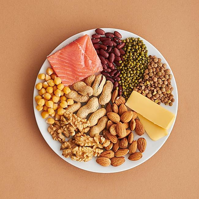 El pescado azul y los frutos secos son una gran fuente de grasas saludables.