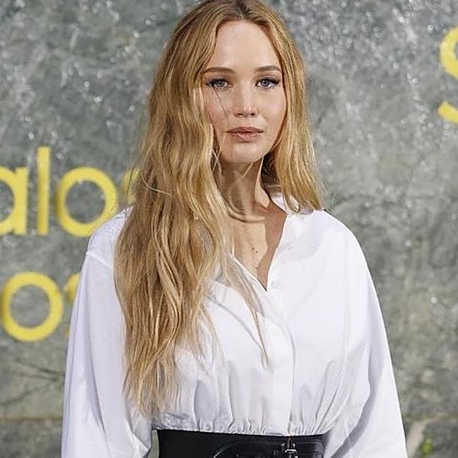 Jennifer Lawrence con melena suelta ondulada