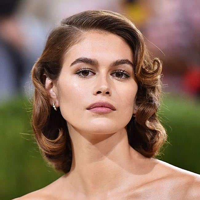 Kaia Gerber con ondas old hollywood