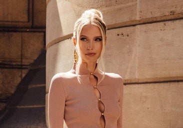 Influencer con peinado de invitada tendencia