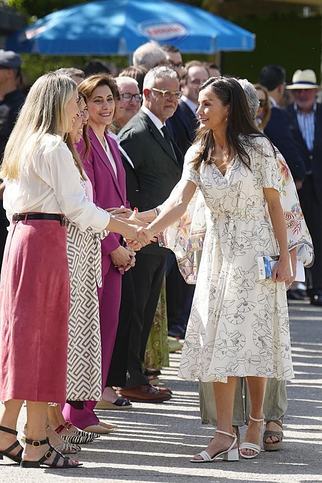 Las sandalias de la reina Letizia son de Hugo Boss.