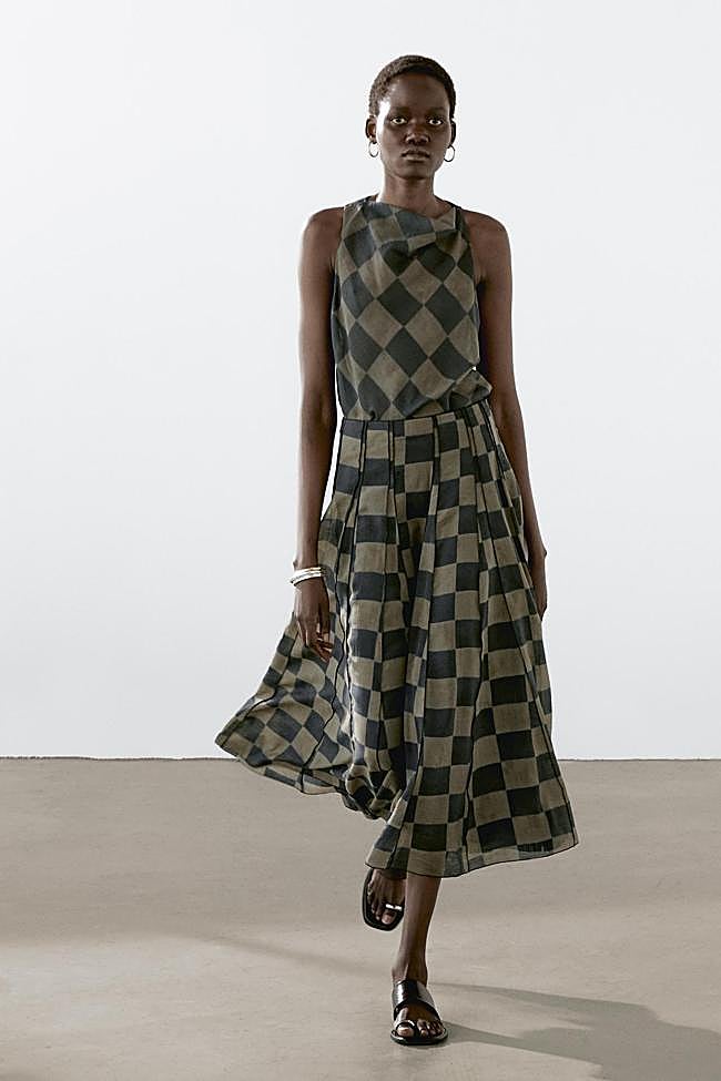 Top con estampado damero de Massimo Dutti.