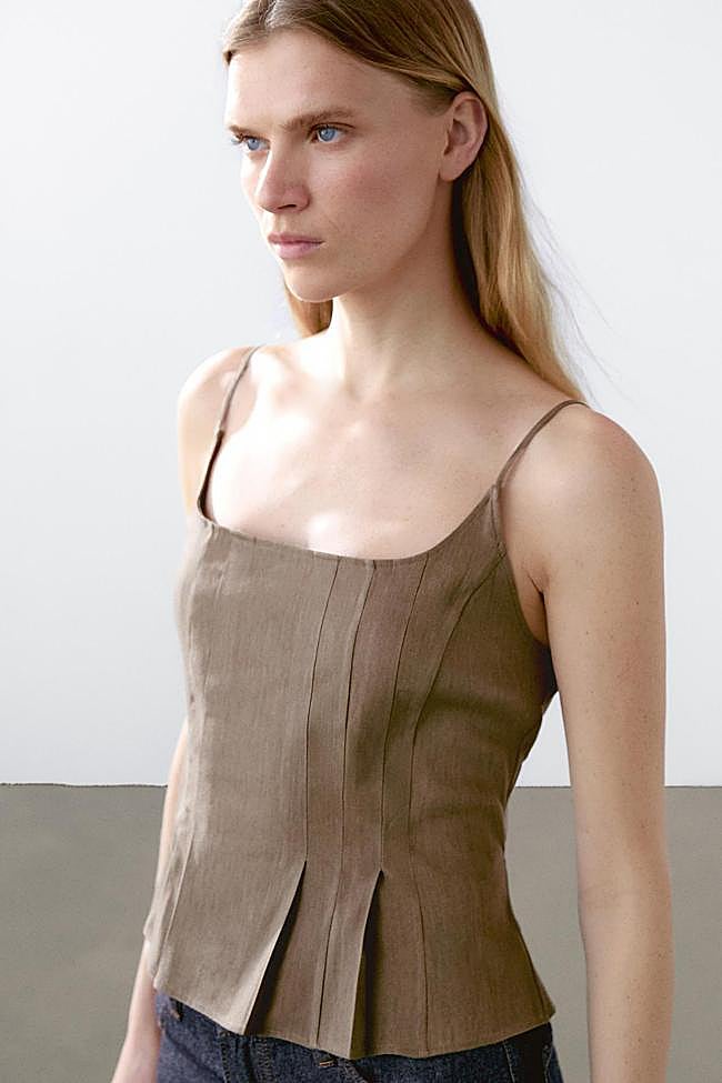 Top fluido con tirantes de lino de Massimo Dutti.