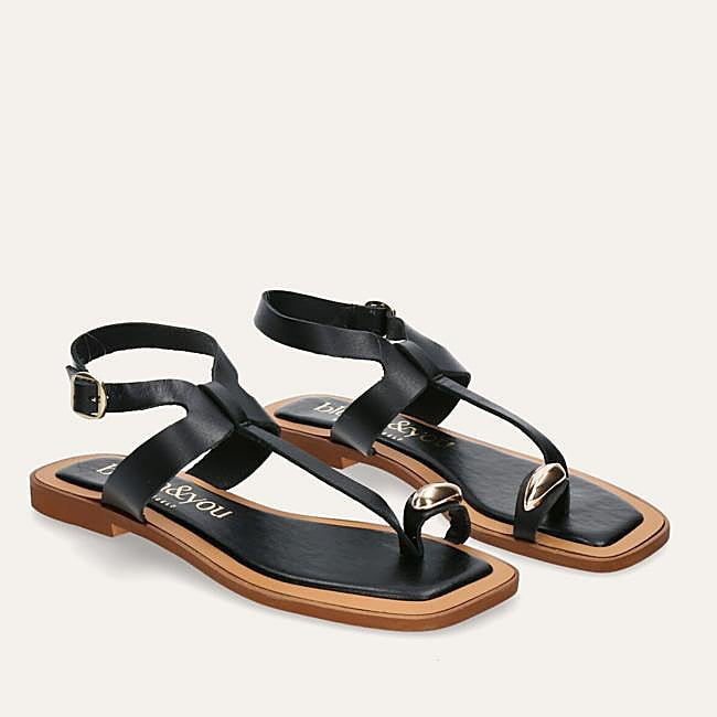 Sandalias planas en negro con detalle joya de Bloom & You.
