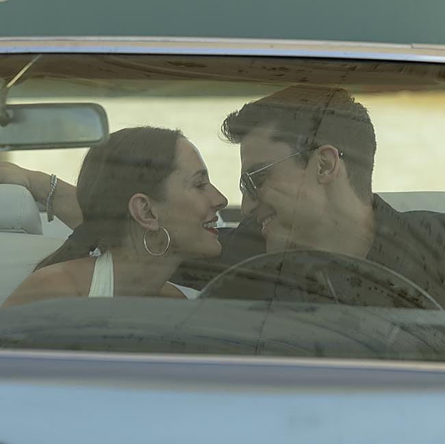 Silvia Alonso y Álex González en una imagen de la producción española Ladrones: La tiara de Santa Águeda.