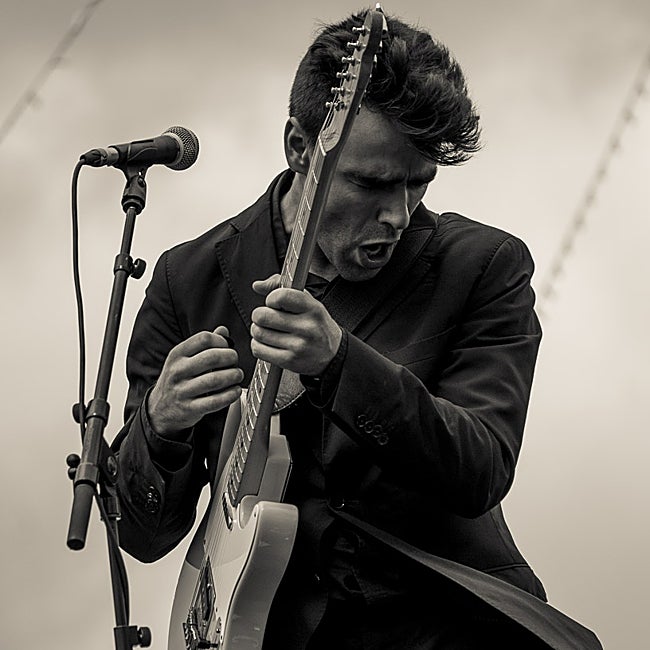 Alberto Anaut dándolo todo con la guitarra.