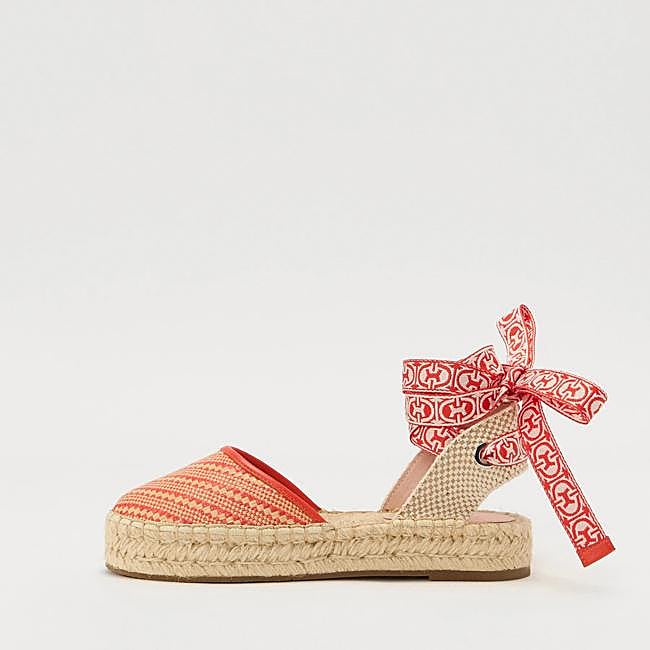 Alpargatas naranjas de Coccinelle, a la venta en Zalando, 149,95 euros.