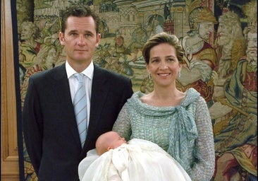 La infanta Cristina e Iñaki Urdangarin, junto a su hija Irene durante su bautizo.