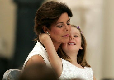 Carolina de Mónaco junto a una pequeña Alexandra de Hannover.