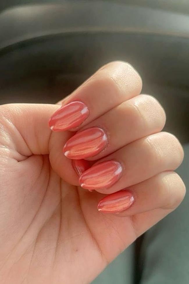 Manicura en coral para el verano