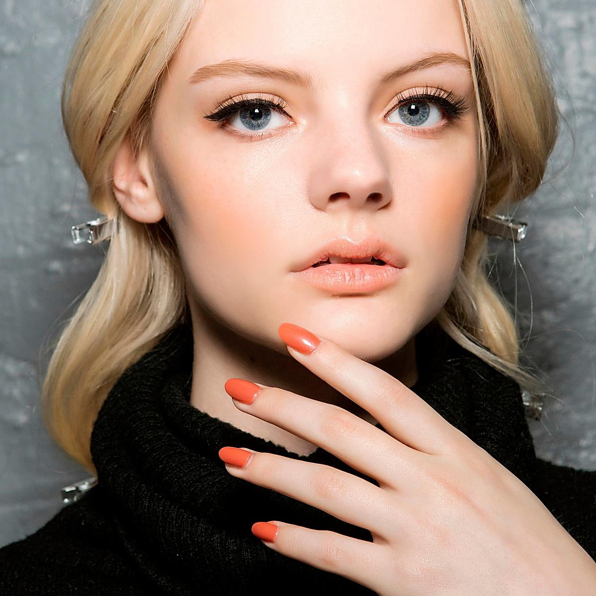 Manicura coral para el verano