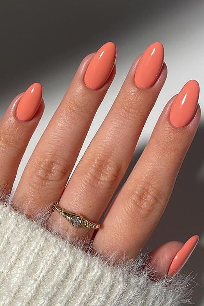 Manicura en coral para el verano