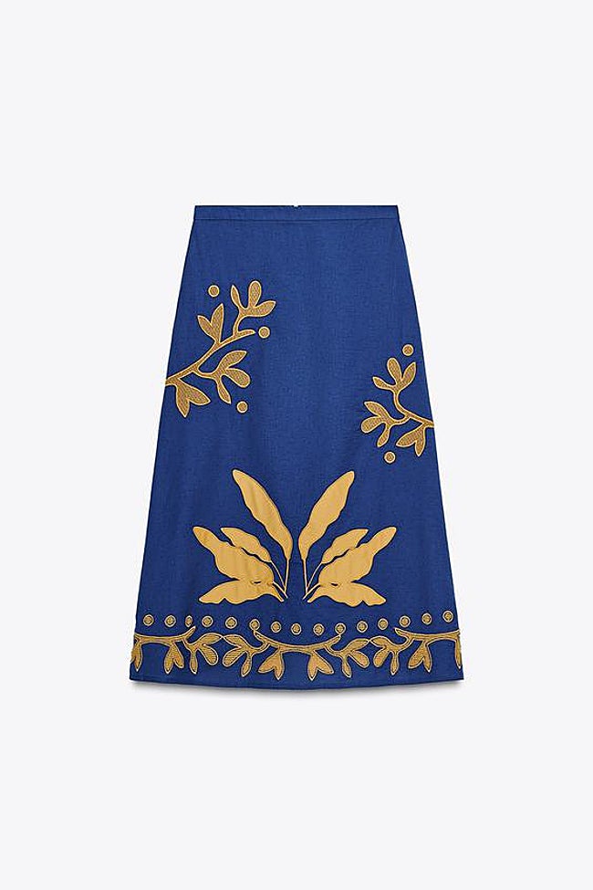 Falda azul con bordados Zara.
