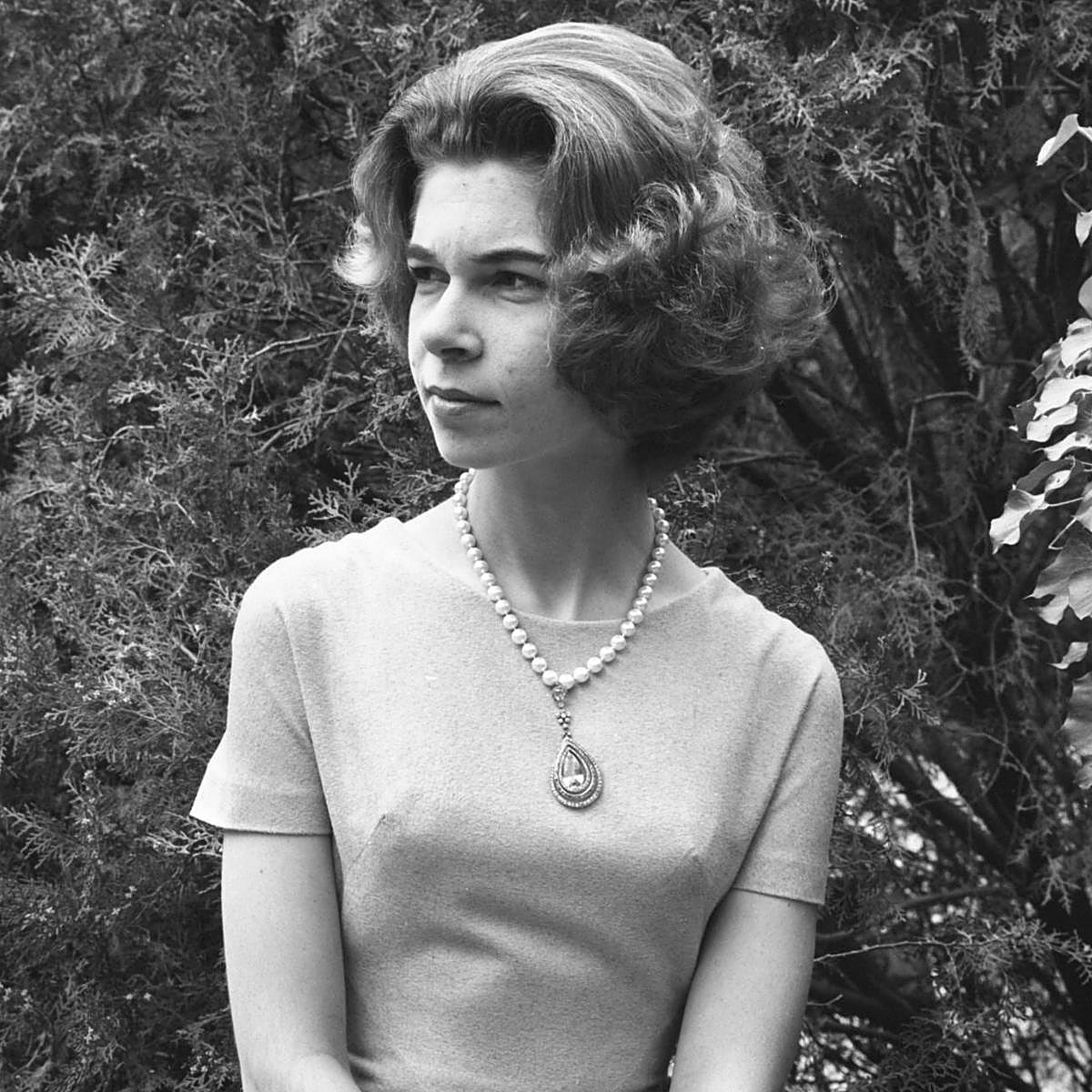 Irene de Grecia luciendo su colgante formado por una gran piedra rosa.