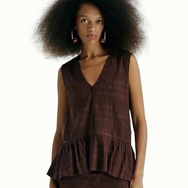 Blusa fluida con bajo acabado en volante