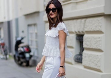 Blusas sin mangas perfectas para looks de verano a partir de los 50 años