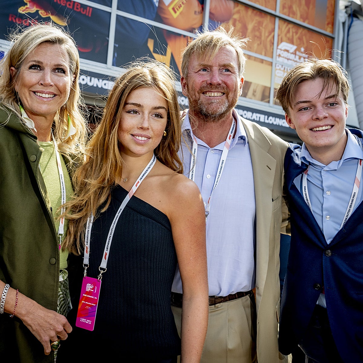 El conde Claus-Casimir junto a los reyes de Holanda y la princesa Alexia.