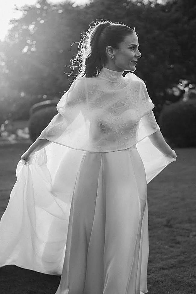 Una novia con coleta alta con ondas.