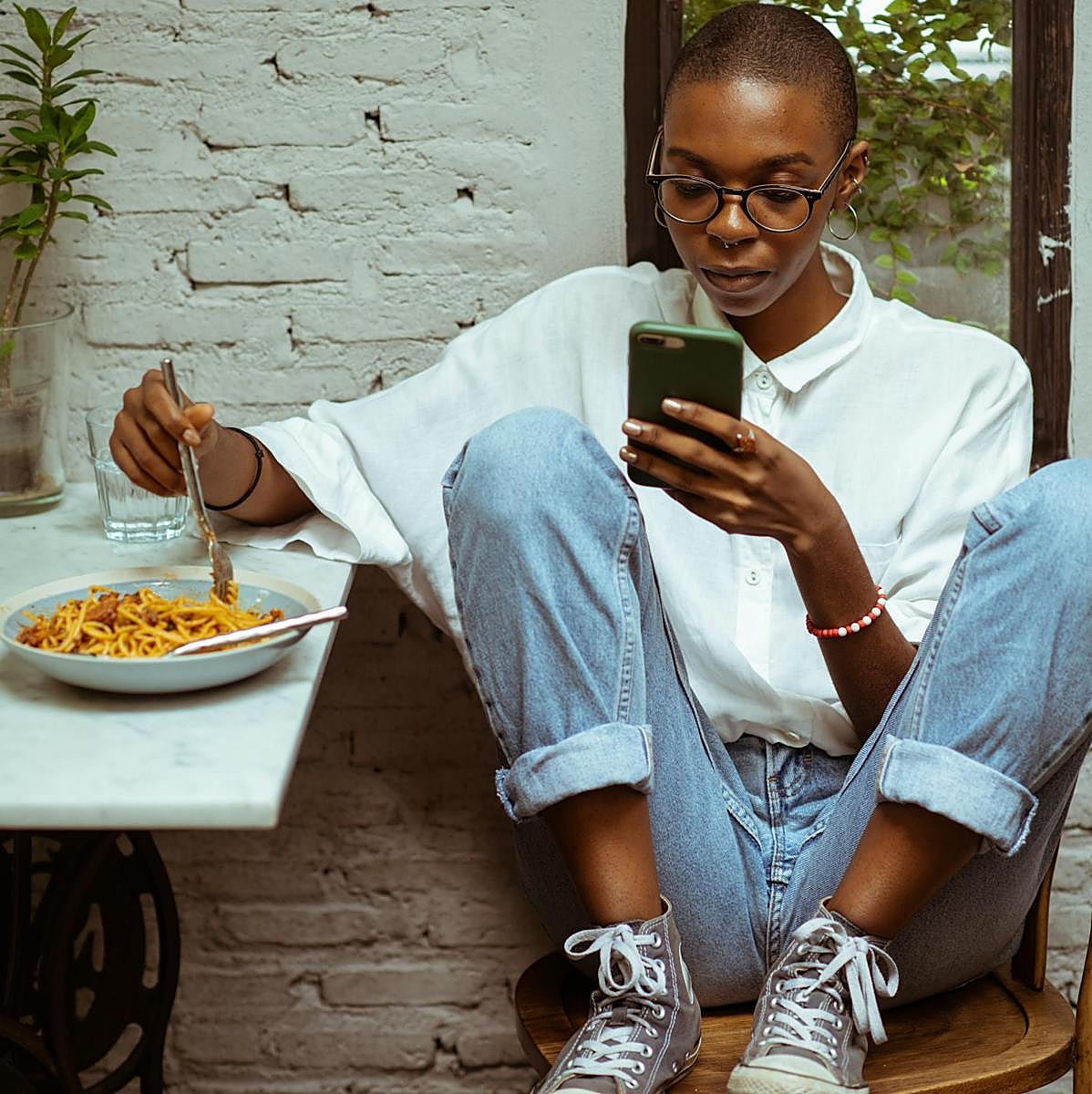 Comer mirando el móvil puede tener consecuencias para tu acumulación de grasa.