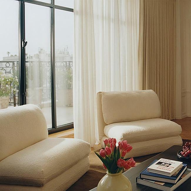 Colores claros y plantas, grandes aliados para una casa más fresquita en verano.