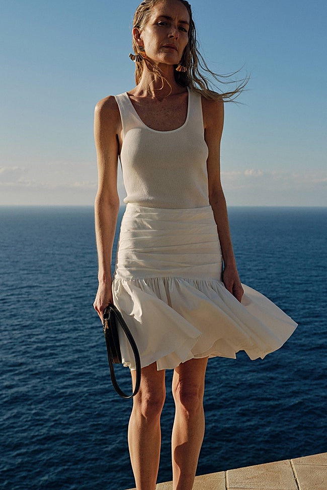 Falda volante bajo Sfera.