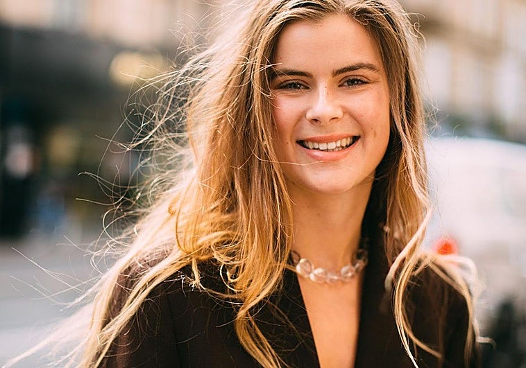 Influencer con maquillaje natural para verano