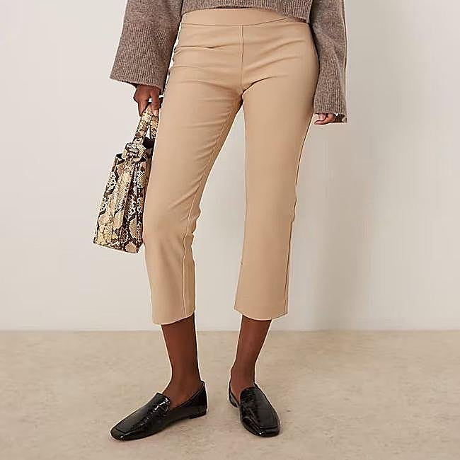 Pantalón pirata slim fit beige