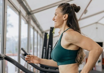 Mujer realizando ejercicio en el gimnasio.
