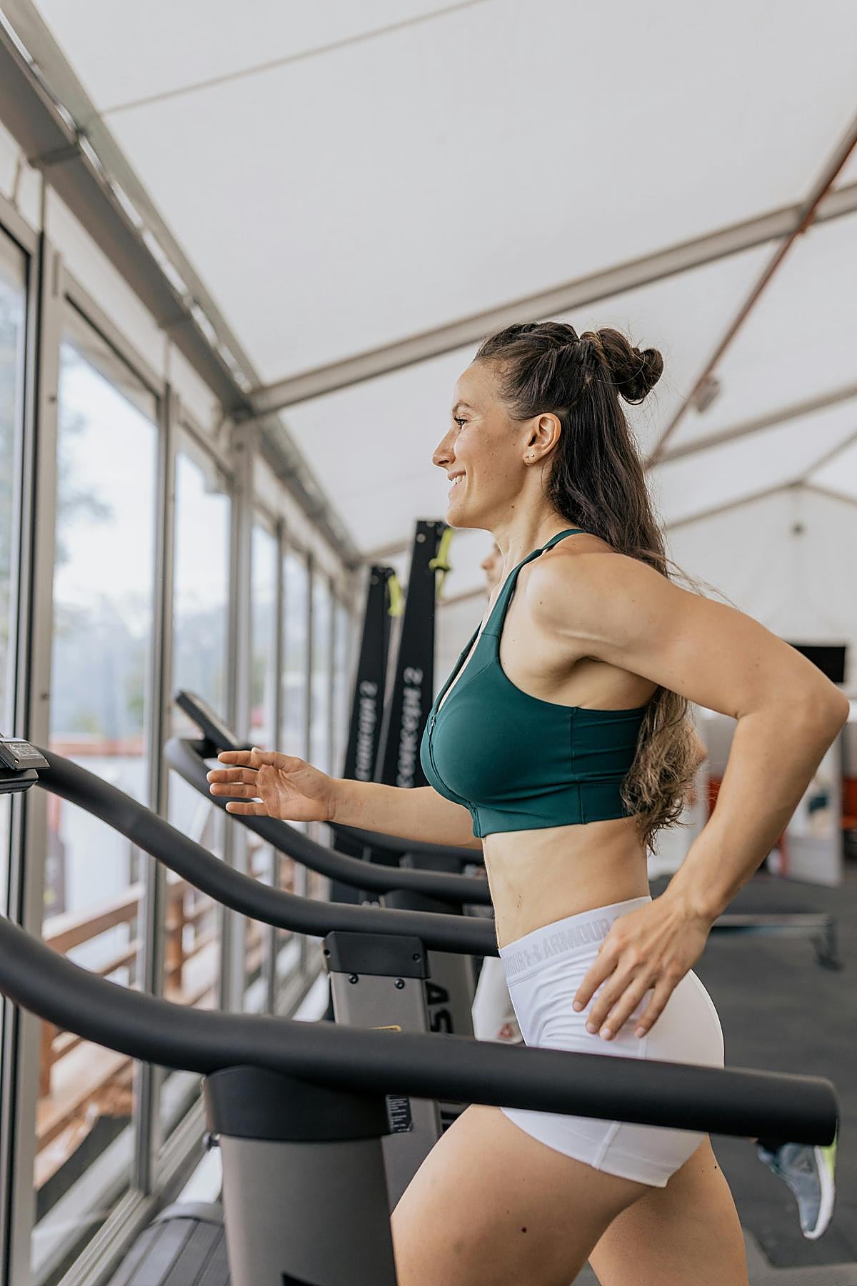 Mujer realizando ejercicio en el gimnasio.