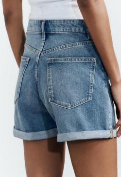 Imagen secundaria 2 - Shorts estilo mom fit en azul lavado de Zara (12,99 euros).