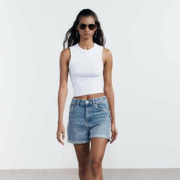 Imagen secundaria 1 - Shorts estilo mom fit en azul lavado de Zara (12,99 euros).