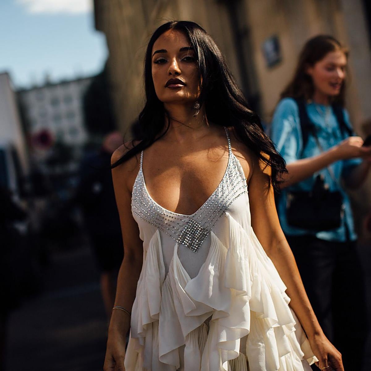 Influencer con piel bronceada