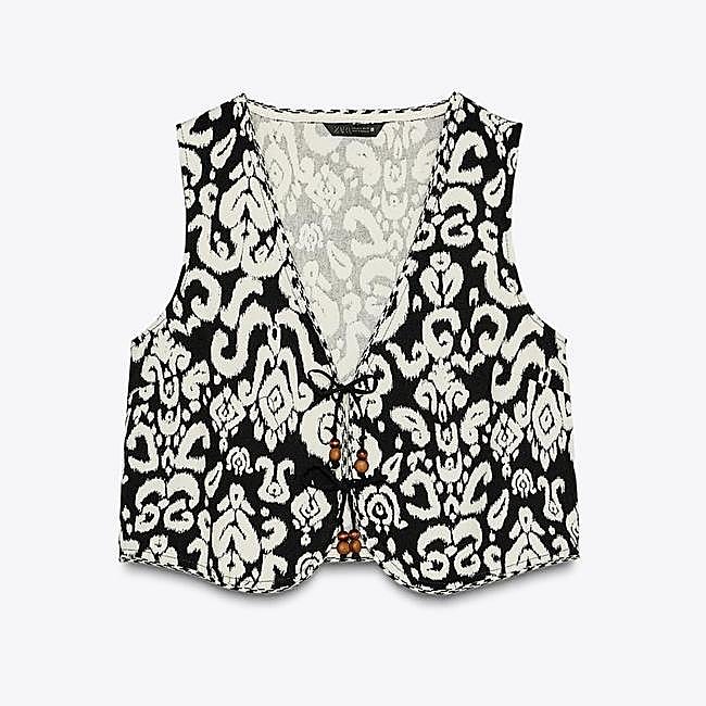 Chaleco estampado de Zara (27,99 euros)