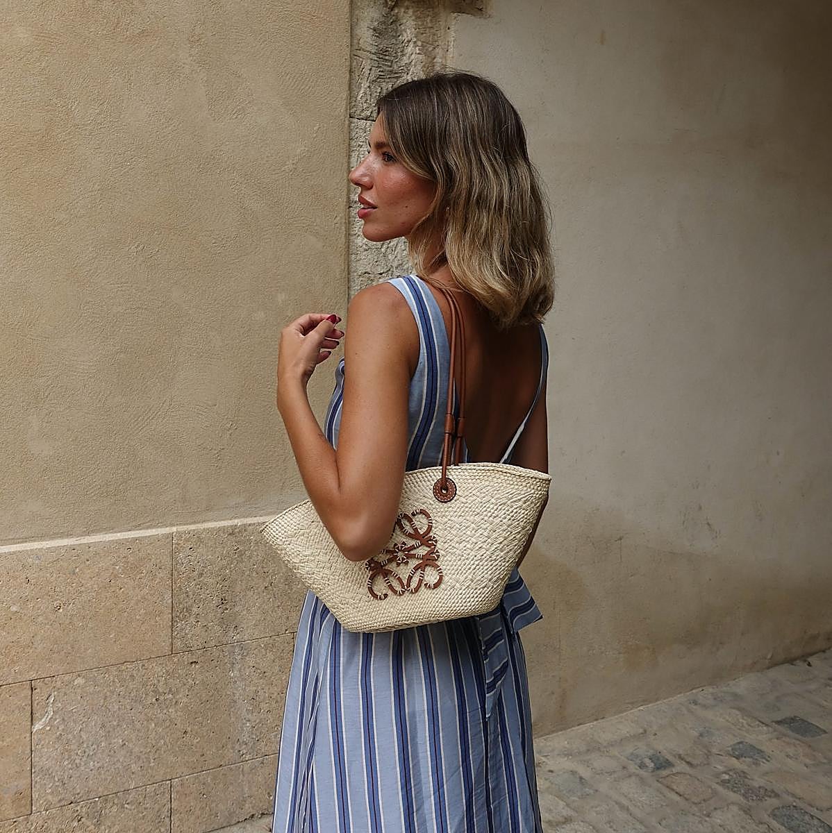 Una influencer con un capazo.