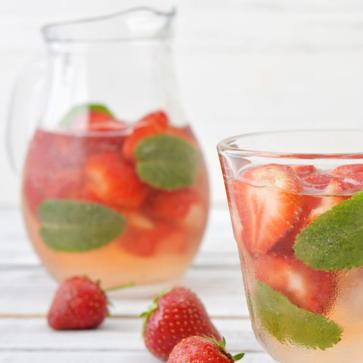 Imagen secundaria 1 - Cóctel sin alcohol de fresas con agua con gas de Solán de Cabras.