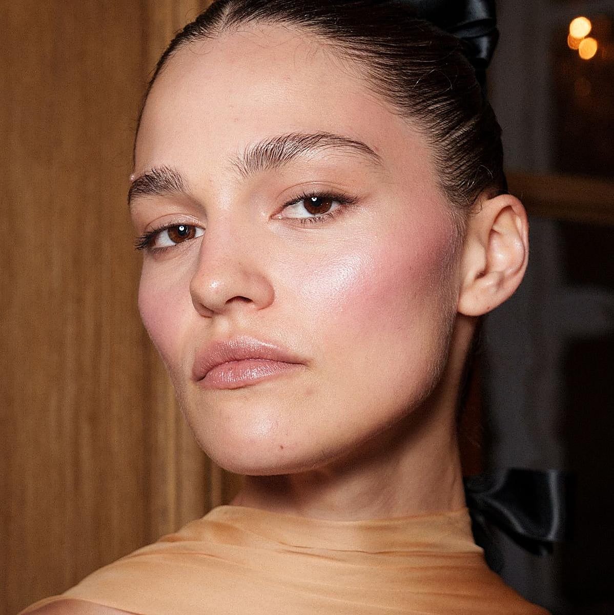 Modelo con eyeliner sencillo