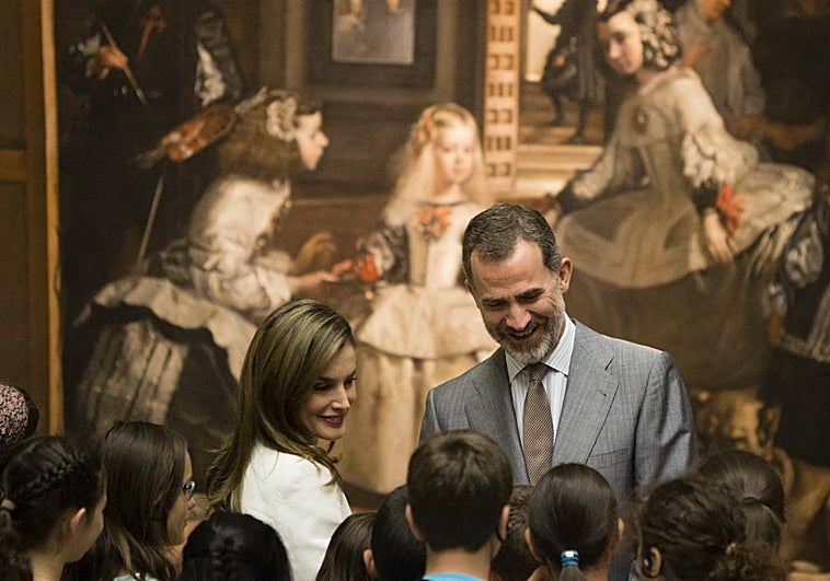 Los reyes Felipe y Letizia junto a Las Meninas en 2017.