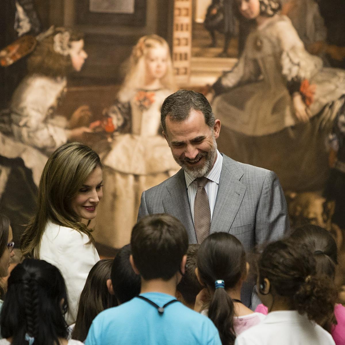 Los reyes Felipe y Letizia junto a Las Meninas en 2017.