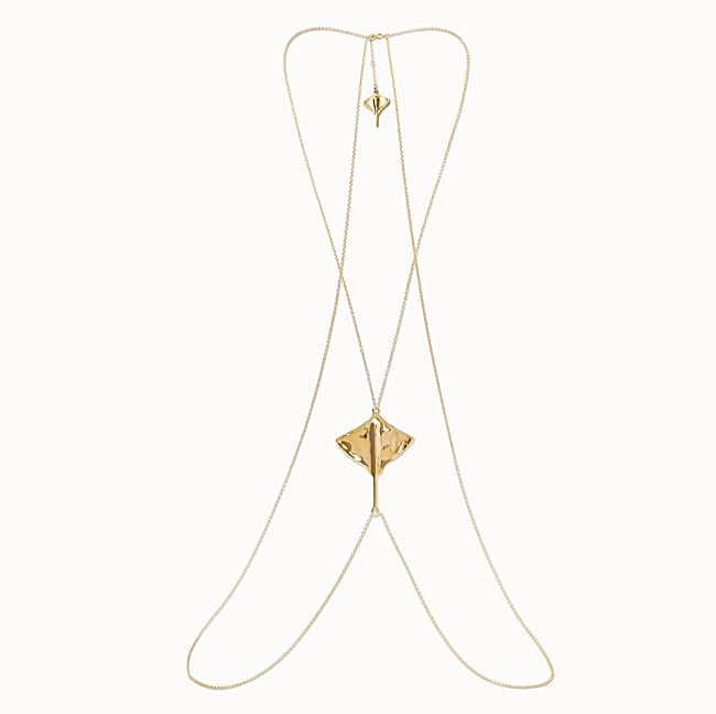 Colgante de cadena para cuerpo bañado en oro de 18K con mantarraya (325€)