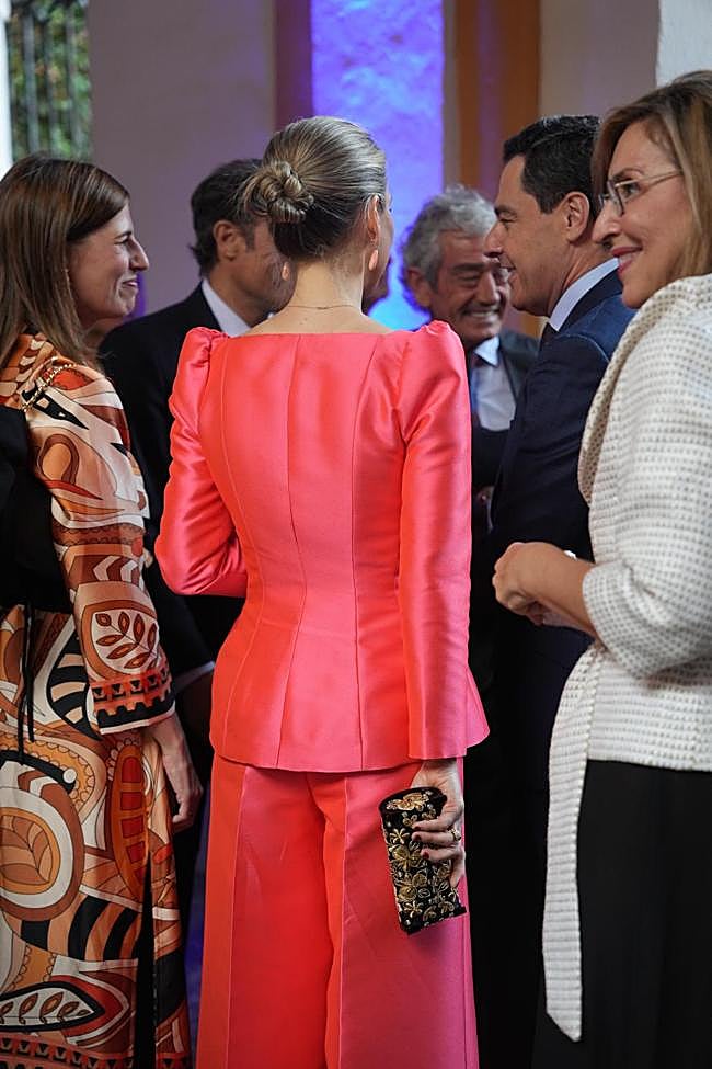 Manuela Villena con un bolso negro que está bordado con alamares taurinos.