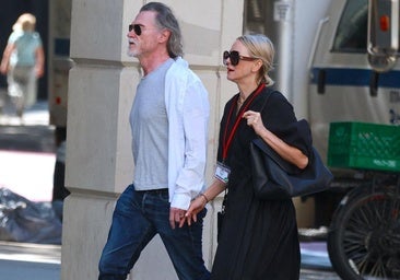 Naomi Watts con unas bailarinas rojas.