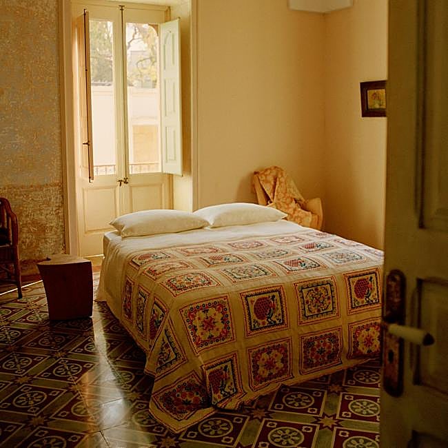 Mantel con bordados en punto de cruz colocado a modo de colcha: 169 euros.