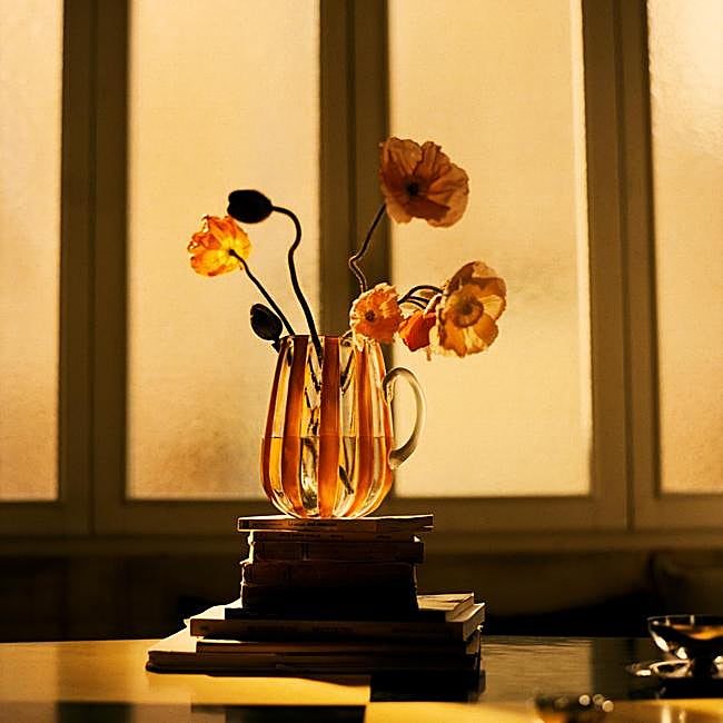 Jarra de vidrio con rayas, usada en este caso como jarrón, 39.99 euros en Zara Home.