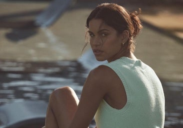 Mujer con un look deportivo.