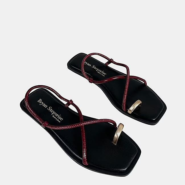 Sandalias con toque dorado y tiras burdeos de Bryan Stepwise, 59,90 euros.