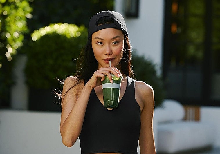 Mujer con un look deportivo.