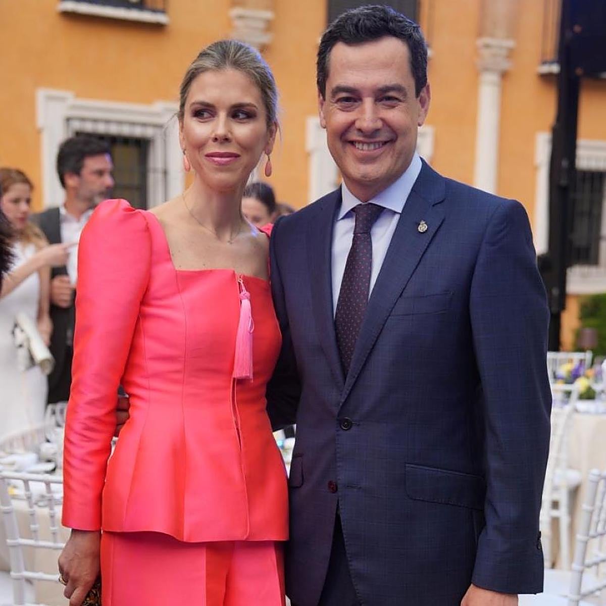 Manuela Villena y Juanma Moreno en Sevilla.