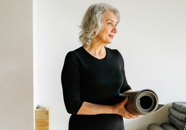 Mujer realizando ejercicio con esterilla.
