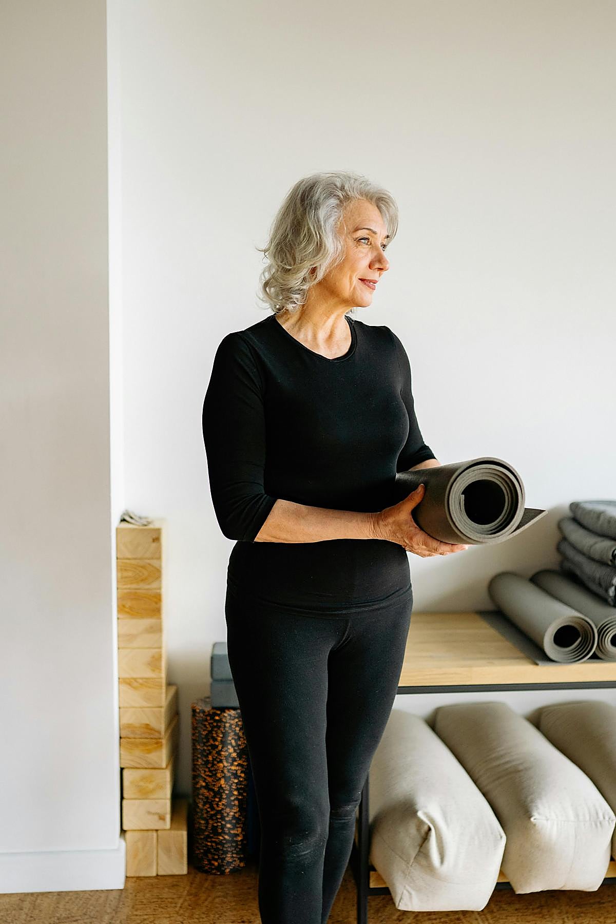 Mujer realizando ejercicio con esterilla.